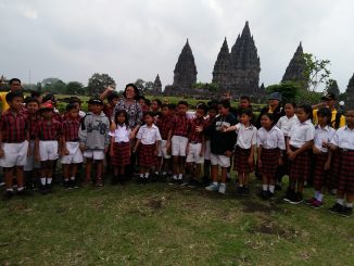 Rombongan Wisata Pustaka SD Tarakanita Ngembesan Turi Foto Bersama Kepala Dinas Perpustakaan dan Kearsipan