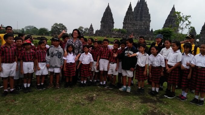 Rombongan Wisata Pustaka SD Tarakanita Ngembesan Turi Foto Bersama Kepala Dinas Perpustakaan dan Kearsipan