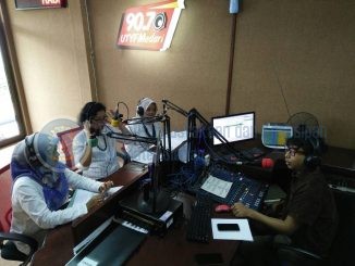 Ir. A.A. Ayu Laksmidewi T.P.,M.M. Kepala Dinas Perpustakaan dan Kearsipan Kabupaten Sleman didampingi Kepala Seksi Pengembangan Sistem dan Pelayanan Perpustakaan Yudhiati Dwi Hapsari, S.Sos., M.AP. dan pustakawan Silvia Renitasari, S.IP.,M.IP. melakukan Siaran Relay 3 Radio dalam rangka Sosialisasi Perpustakaan Digital "e-book Sleman"