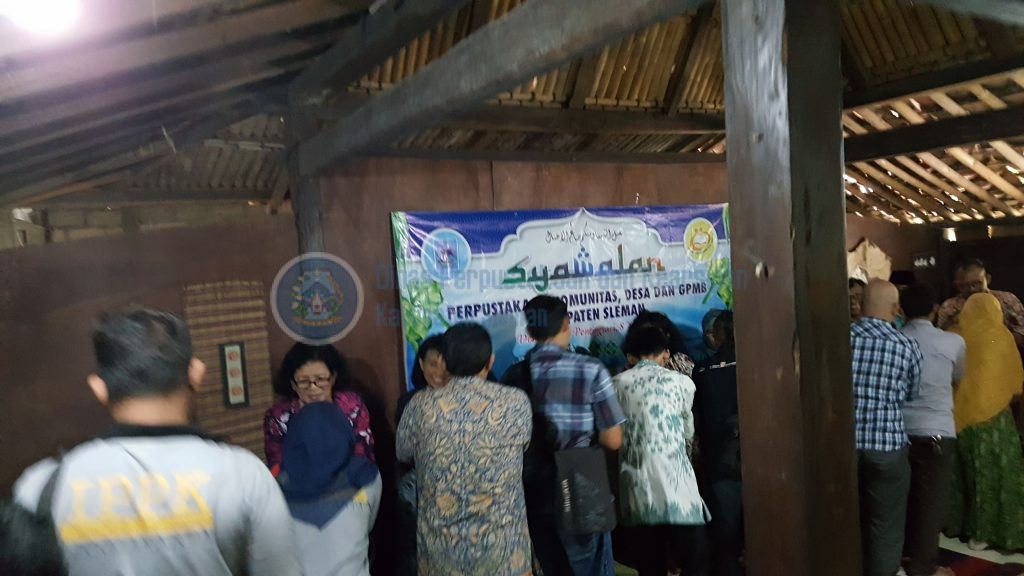 Peserta saling bersalaman pada acara syawalan 1438 H di Aula Mbah Sastro Desa Wisata Pentingsari, Sabtu (8/7)