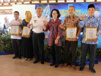 Penerima Anugrah Pustaka Sembada pada acara Gemilang Perpustakaan Kabupaten Sleman Tahun 2017
