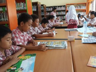 Para siswa SDN Bakalan asyik membaca saat mengikuti kegiatan Kunjung Perpustakaan