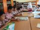 Para siswa SDN Bakalan asyik membaca saat mengikuti kegiatan Kunjung Perpustakaan