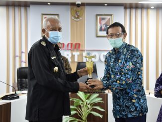 Penyerahan trophy oleh Bupati Sleman kepada Kepala Badan Kepegawaian, Pendidikan dan Pelatihan sebagai Juara I Lomba Tertib Arsip Perangkat Daerah Tahun 2020