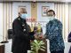 Penyerahan trophy oleh Bupati Sleman kepada Kepala Badan Kepegawaian, Pendidikan dan Pelatihan sebagai Juara I Lomba Tertib Arsip Perangkat Daerah Tahun 2020