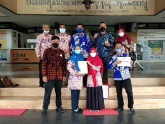 Foto bersama Pengelola Perpustakaan Banyurejo di Grhatama Pustaka selepas menerima Penghargaan Juara 1 Lomba Perpustakaan Kaluarahan Tingkat DIY Tahun 2021