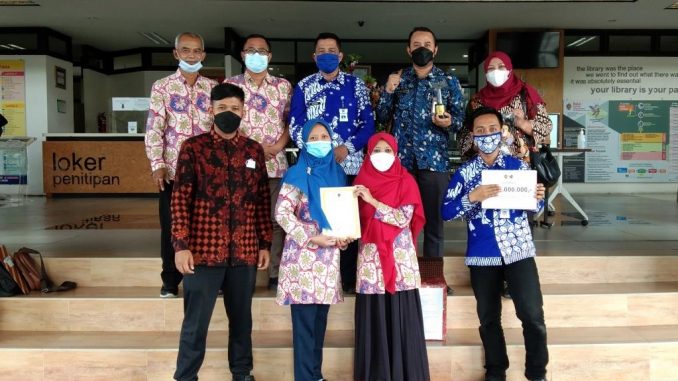 Foto bersama Pengelola Perpustakaan Banyurejo di Grhatama Pustaka selepas menerima Penghargaan Juara 1 Lomba Perpustakaan Kaluarahan Tingkat DIY Tahun 2021