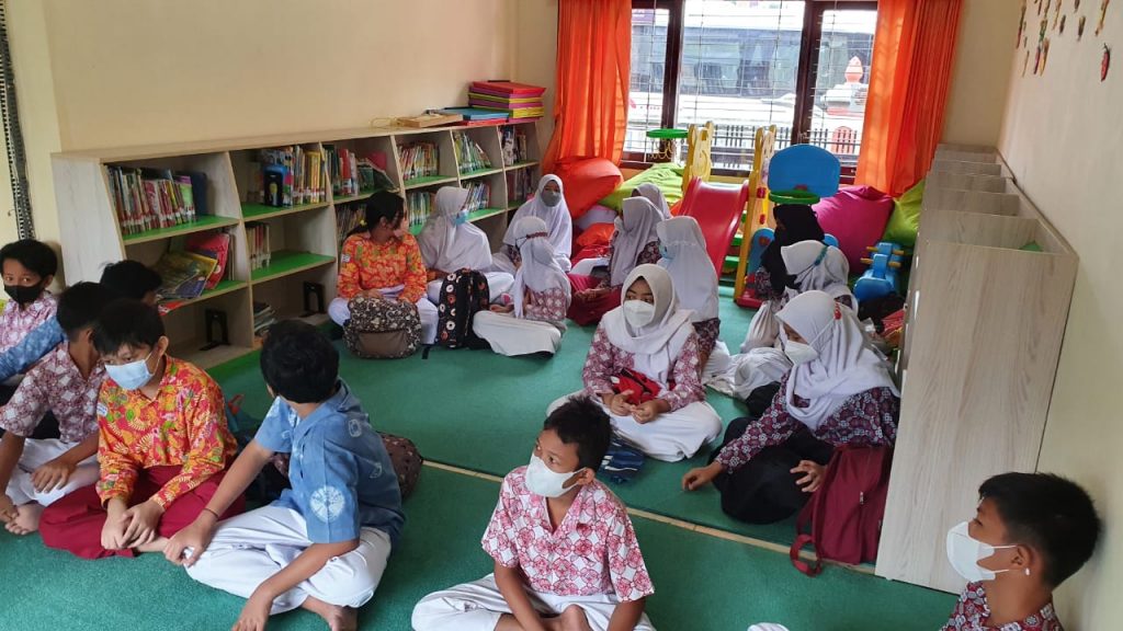 Kegiatan Kunjung Perpustakaan bersama SD N Gentan Ngaglik Sleman dalam sesi tanya jawab