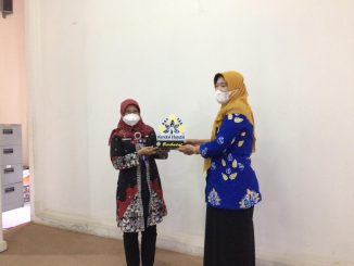 Penyerahan cindera mata dari Dinas Kearsipan dan Perpustakaan Kabupaten Kendal