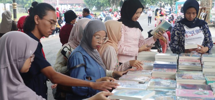 Pameran buku dalam rangka hari buku